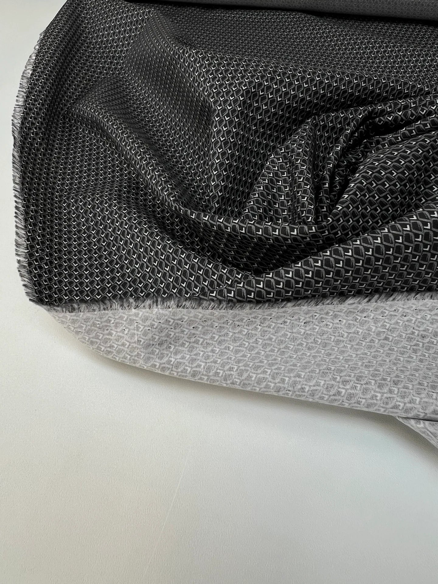 Attēls ar Itālijas apdrukāts kokvilnas poplīna audums – pelēks ģeometrisks raksts | 100% kokvilna | 100 g/m² | 147 cm – pieejams Šarlotes audumi