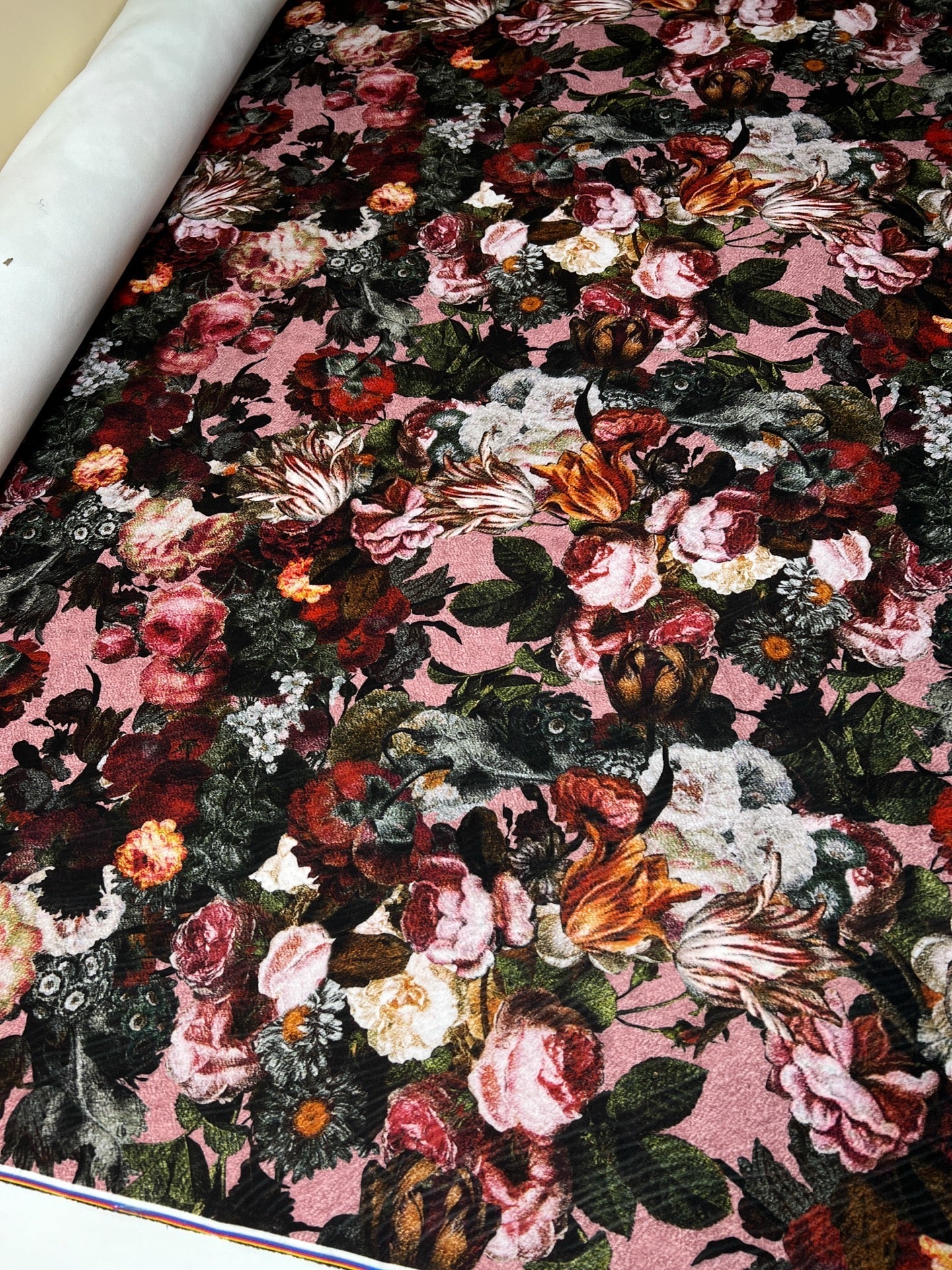 Attēls ar Itālijas divkāršā pinuma audums mēteļiem – daudzkrāsains ziedu raksts | 55% poliamīds, 45% akrils | 420 g/m² | 145 cm – pieejams Šarlotes audumi