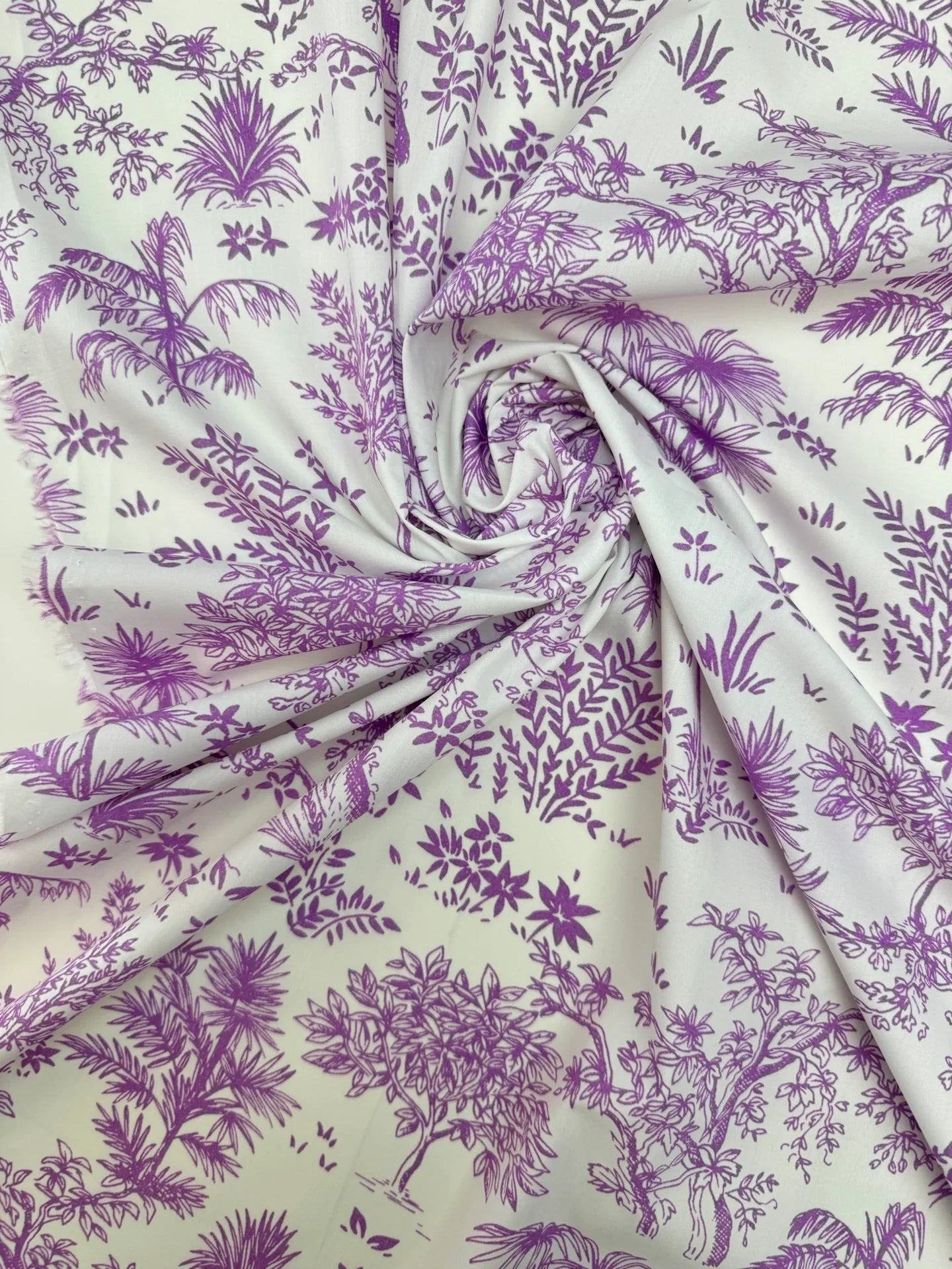 Bild eines italienischen Baumwollstoffs mit violettem botanischem Muster auf weißem Hintergrund – online erhältlich bei Šarlotes audumi