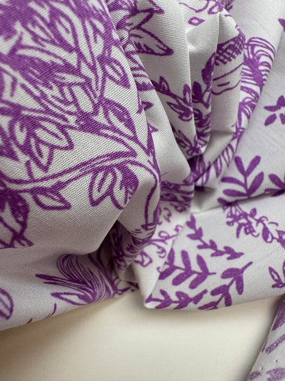 Bild mit italienischem Baumwollstoff mit violettem botanischem Muster auf weißem Hintergrund – online erhältlich bei Šarlotes audumi