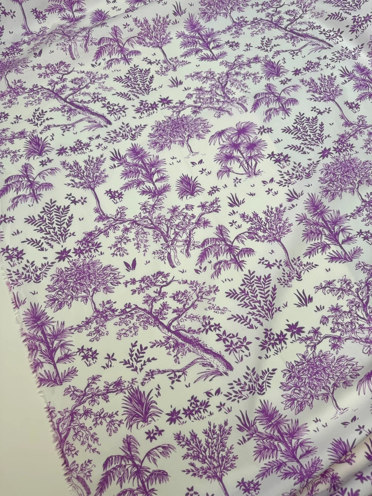 Bild von italienischem Baumwollstoff mit violettem botanischem Muster auf weißem Hintergrund – online erhältlich bei Šarlotes audumi