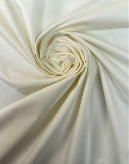 Tissu italien en coton et élasthanne, blanc beurre, 150 g/m2 – disponible chez Šarlotes audumi