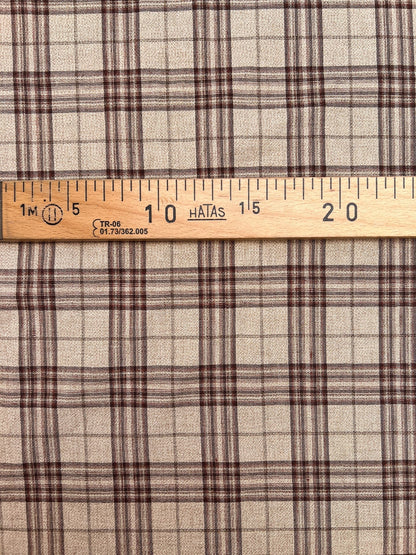 Image of Italian cotton and linen fabric in a checked pattern in beige tones – available online at Šarlotes audumi