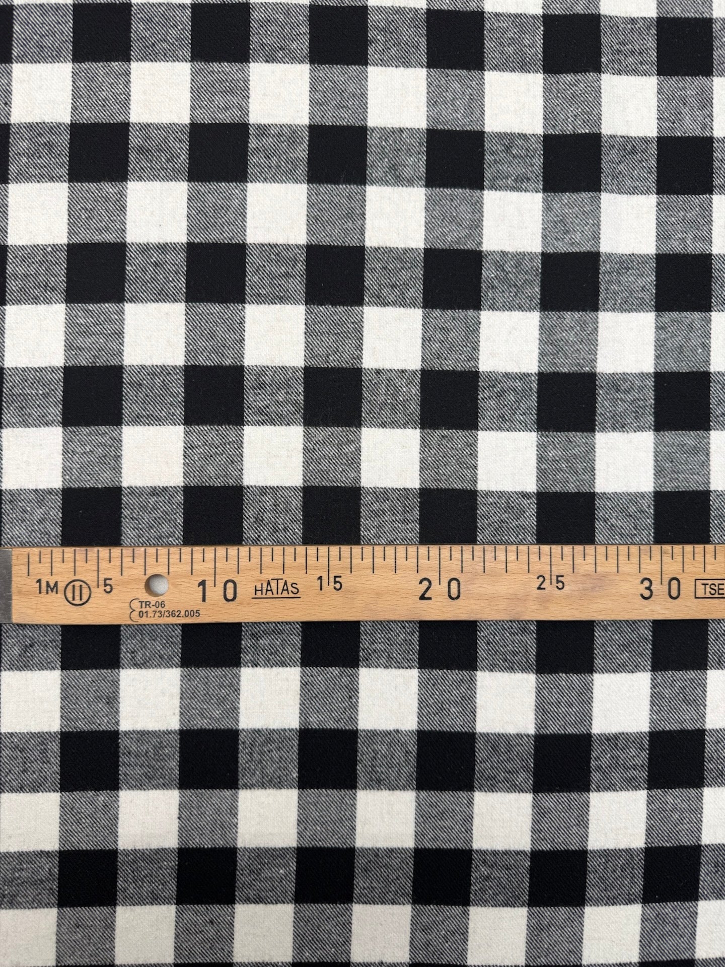Image d’un tissu italien en coton et polyamide à motif carreaux noir et blanc 165 g/m2 – disponible chez Šarlotes audumi