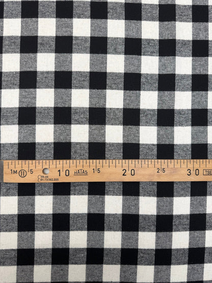Image d’un tissu italien en coton et polyamide à motif carreaux noir et blanc 165 g/m2 – disponible chez Šarlotes audumi