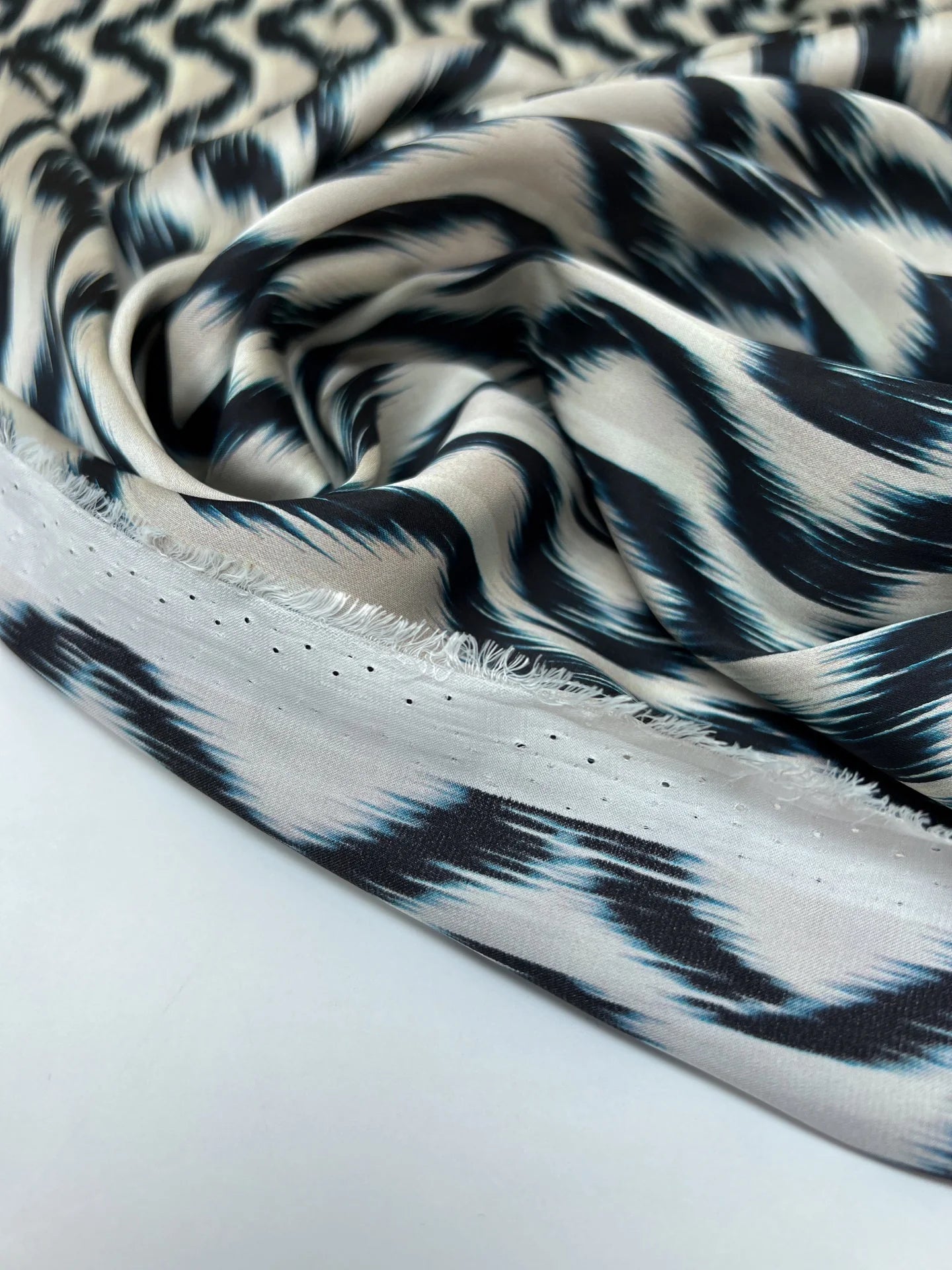 Tissu satiné italien beige et bleu à motif abstrait 85 g/m2 – disponible chez Šarlotes audumi