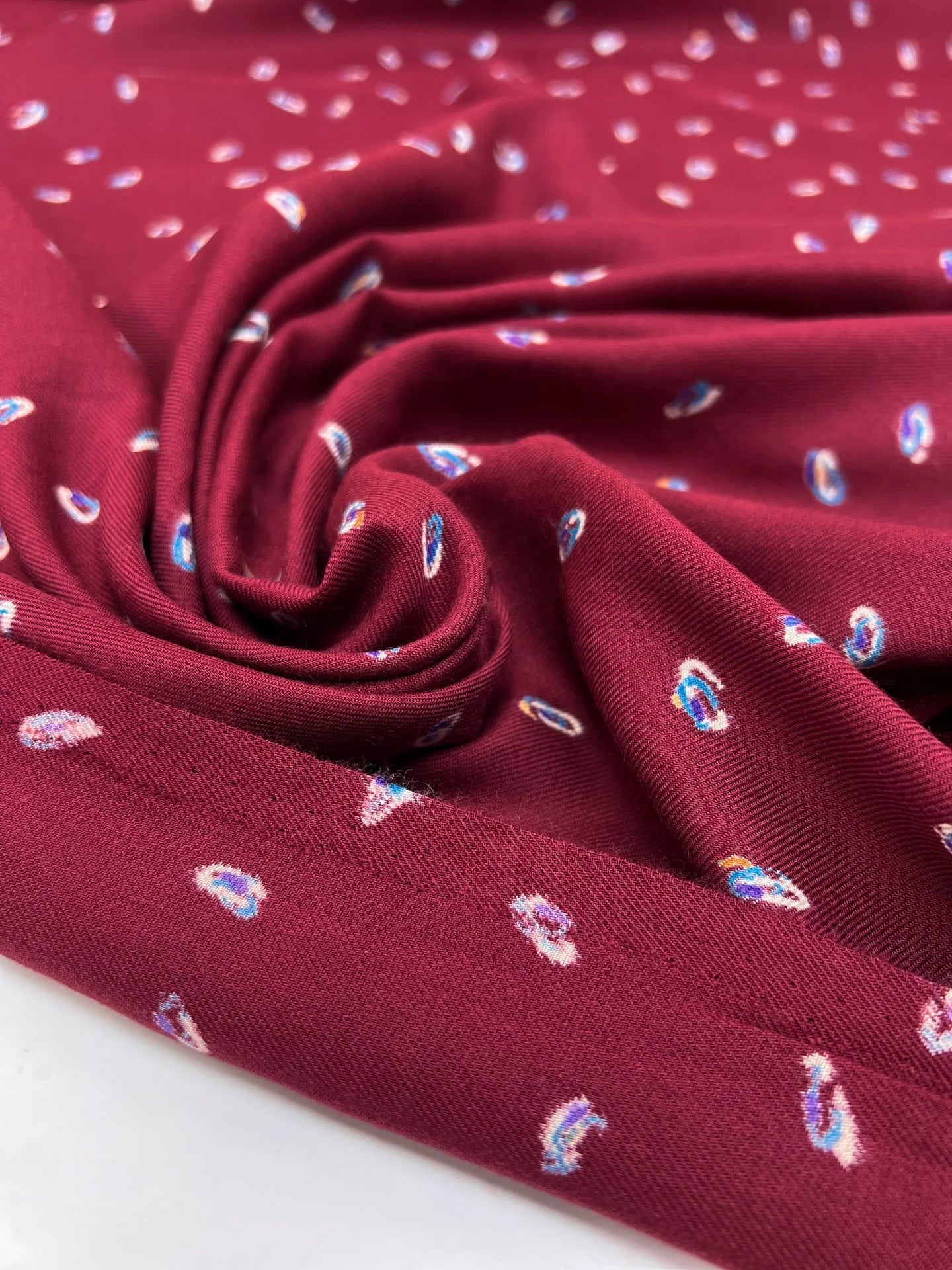 Image de tissu sergé italien bordeaux à motif fin – disponible en ligne chez Šarlotes audumi