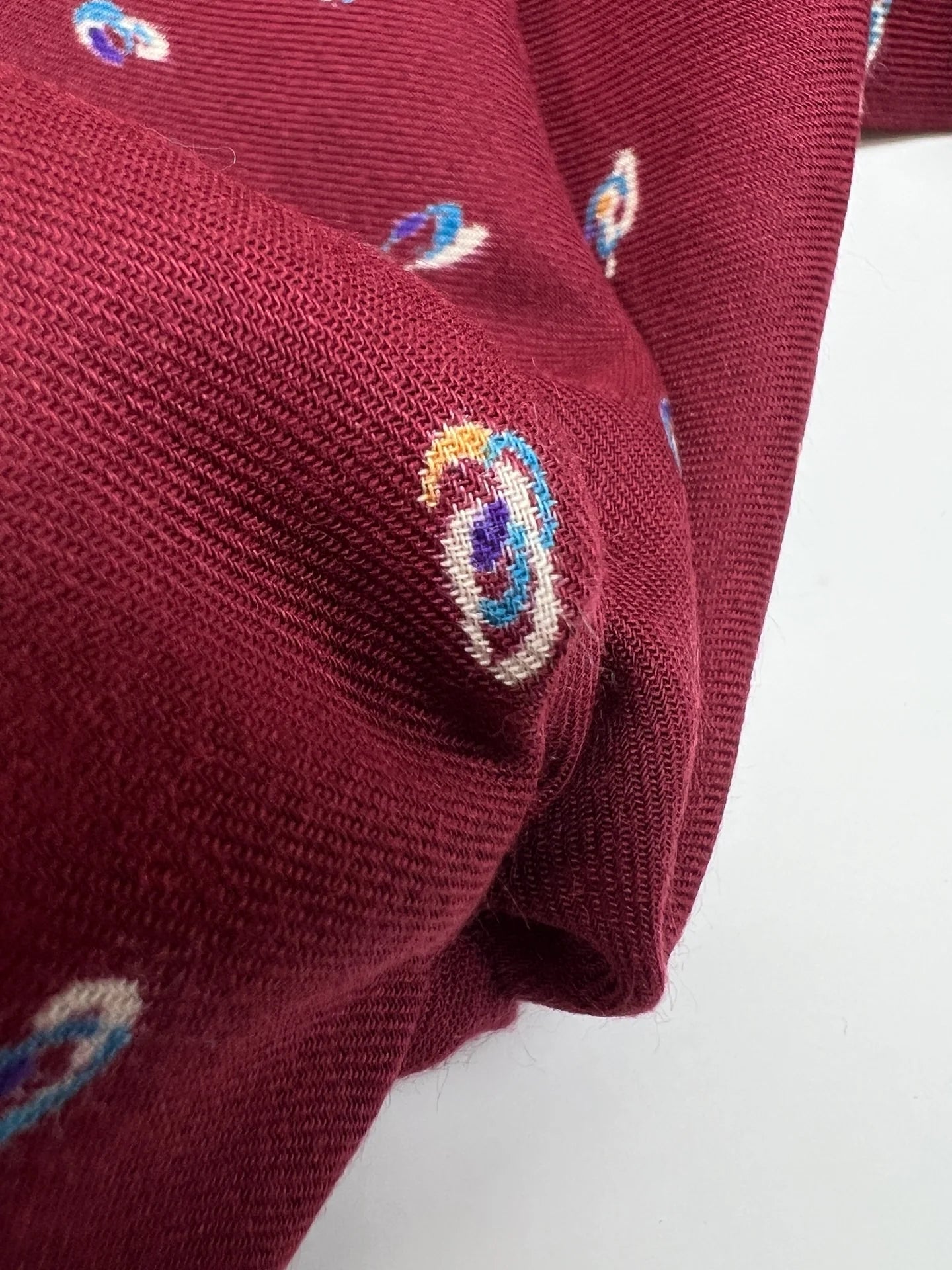 Image d’un tissu sergé italien bordeaux à motif fin – disponible en ligne chez Šarlotes audumi