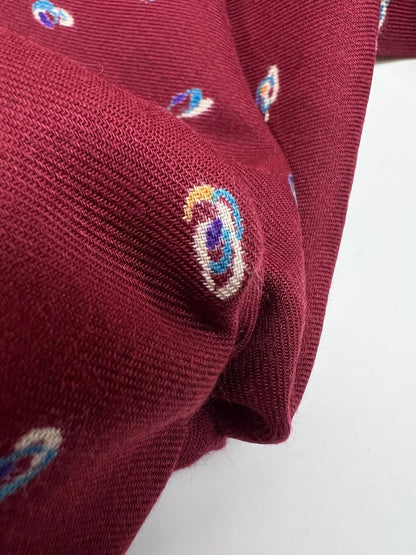 Image d’un tissu sergé italien bordeaux à motif fin – disponible en ligne chez Šarlotes audumi