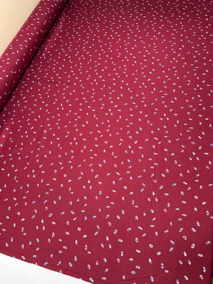 Image du tissu sergé italien bordeaux à motif fin – disponible en ligne chez Šarlotes audumi
