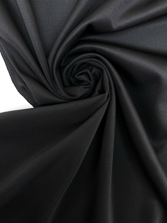 Attēls ar Itālijas tvila kostīmaudums ar elastību – melns | 67% poliamīds, 18% zīds, 15% elastāns | 255 g/m² | 144 cm – pieejams Šarlotes audumi