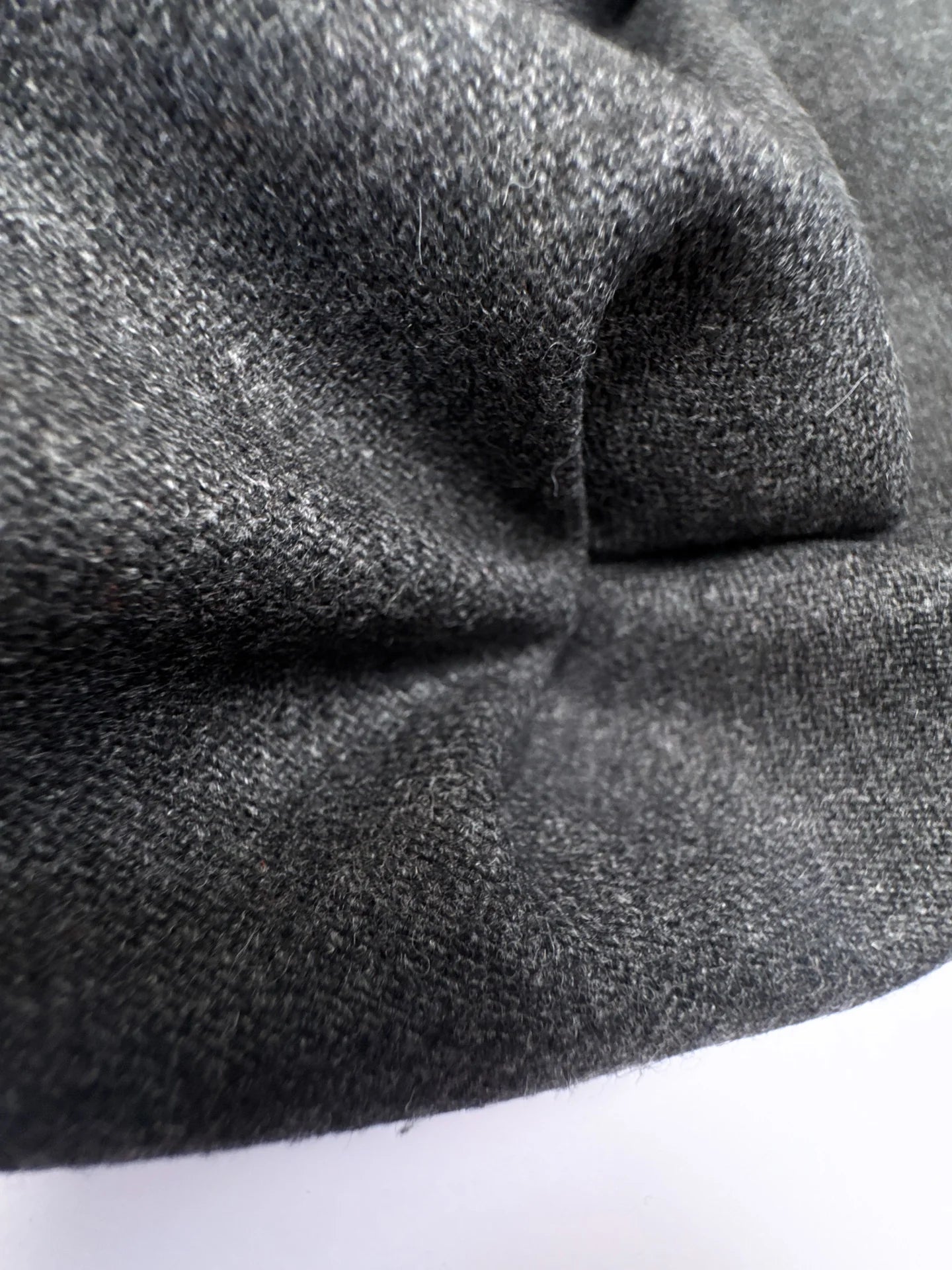 Image d'un tissu italien en laine gris, à tissage sergé, plus épais, pour costumes et vêtements d'extérieur, 275 g m2 – disponible chez Šarlotes audumi