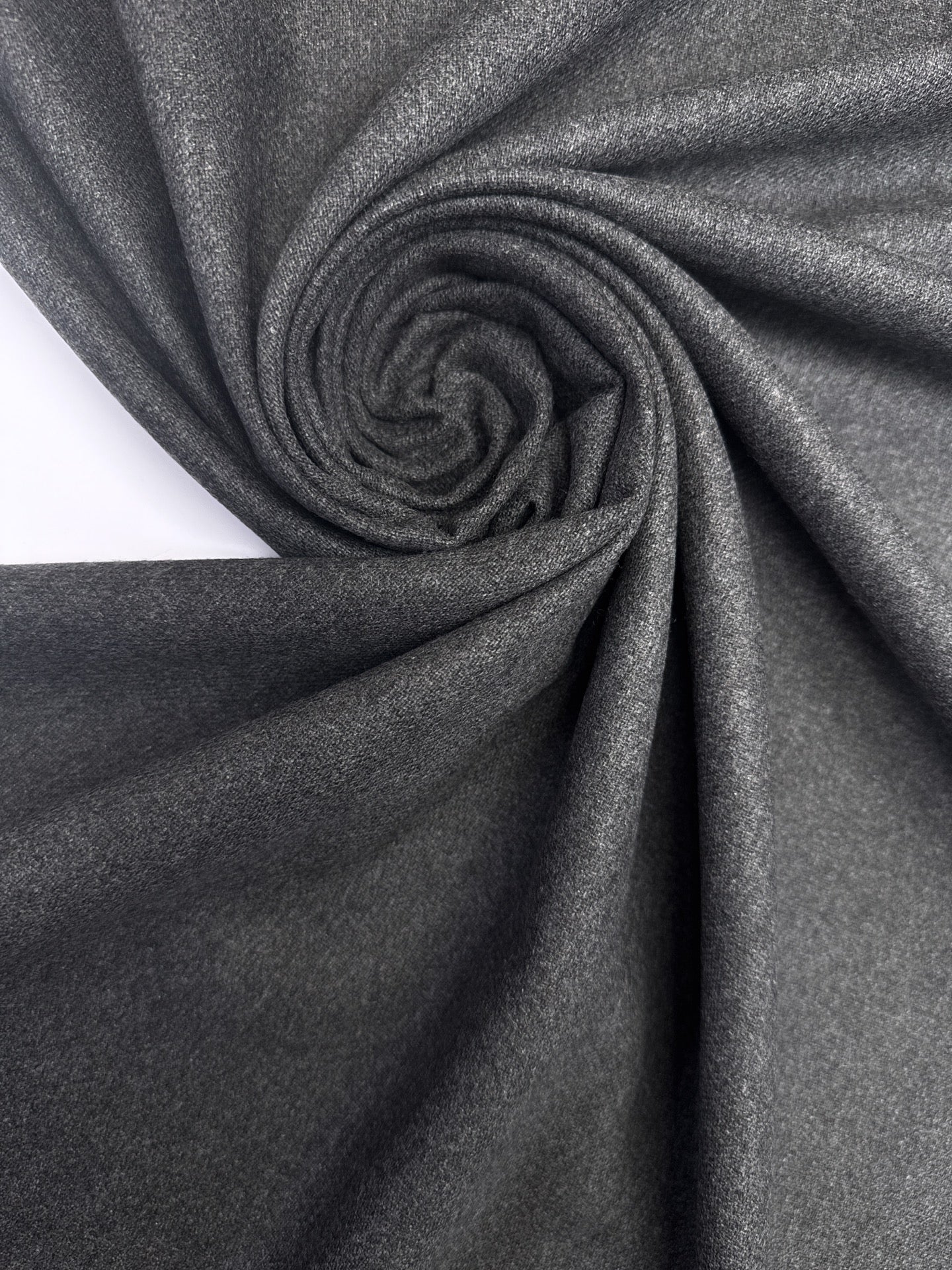 Tissu italien en laine grise à tissage sergé, plus épais, pour costumes et vêtements d’extérieur, 275 g m2 – disponible chez Šarlotes audumi
