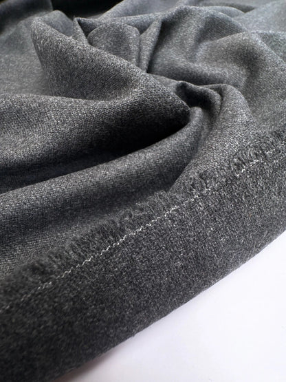 Image d’un tissu italien en laine grise, tissage sergé, plus épais, pour costumes et vêtements d’extérieur, 275 g/m2 – disponible chez Šarlotes audumi
