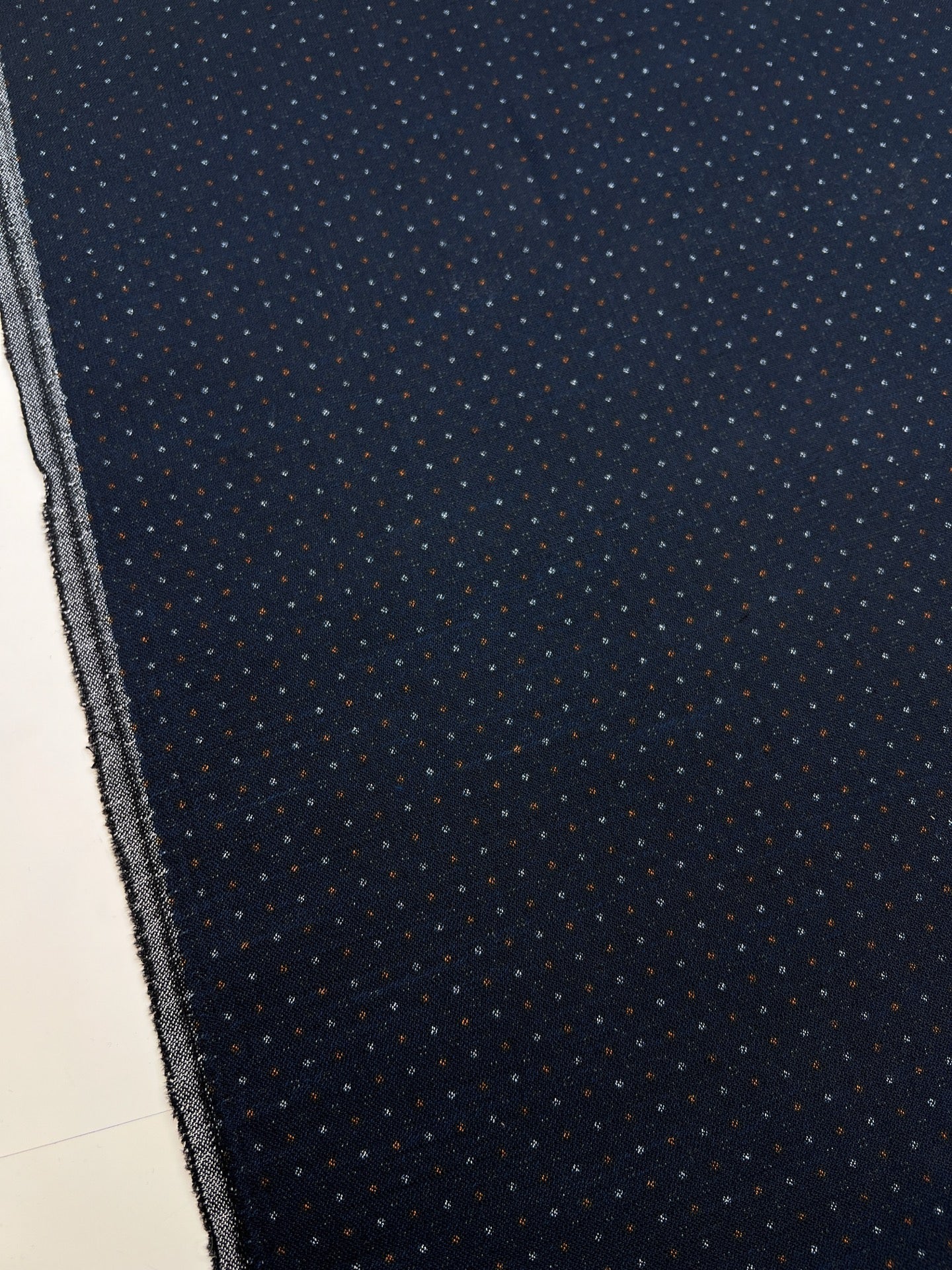 Bild mit italienischem Wollstoff in Dunkelblau mit feinen Punkten – online bei Šarlotes audumi erhältlich