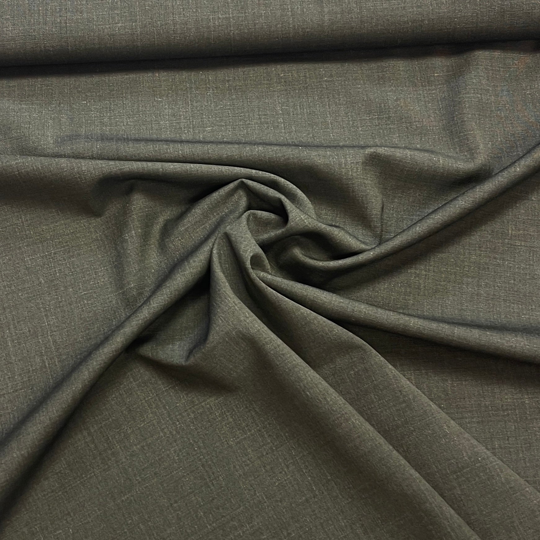 Attēls ar Itālijas vilnas kostīmaudums | 64% vilna, 34% poliesters, 2% elastāns| 180 g/m² | 156 cm tumši zaļš melanžs – pieejams Šarlotes audumi
