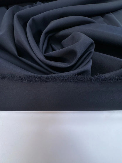 Attēls ar Itālijas vilnas tvila audums kleitām un blūzēm – violeti melns | 60% vilna, 28% poliamīds, 6% zīds, 6% elastāns | 175 g/m² | 146 cm – pieejams Šarlotes audumi