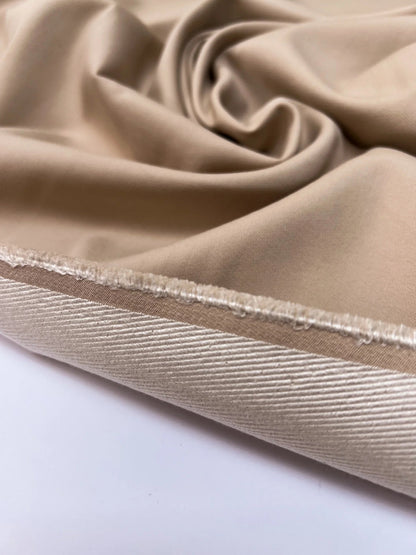 Image du tissu de costume en twill de viscose italien – beige | 49 % viscose, 40 % soie, 11 % polyamide | 220 g/m² | 147 cm – disponible chez Šarlotes audumi