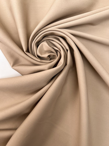 Image du tissu de tailleur en twill de viscose italien – beige | 49% viscose, 40% soie, 11% polyamide | 220 g/m² | 147 cm – disponible chez Šarlotes audumi