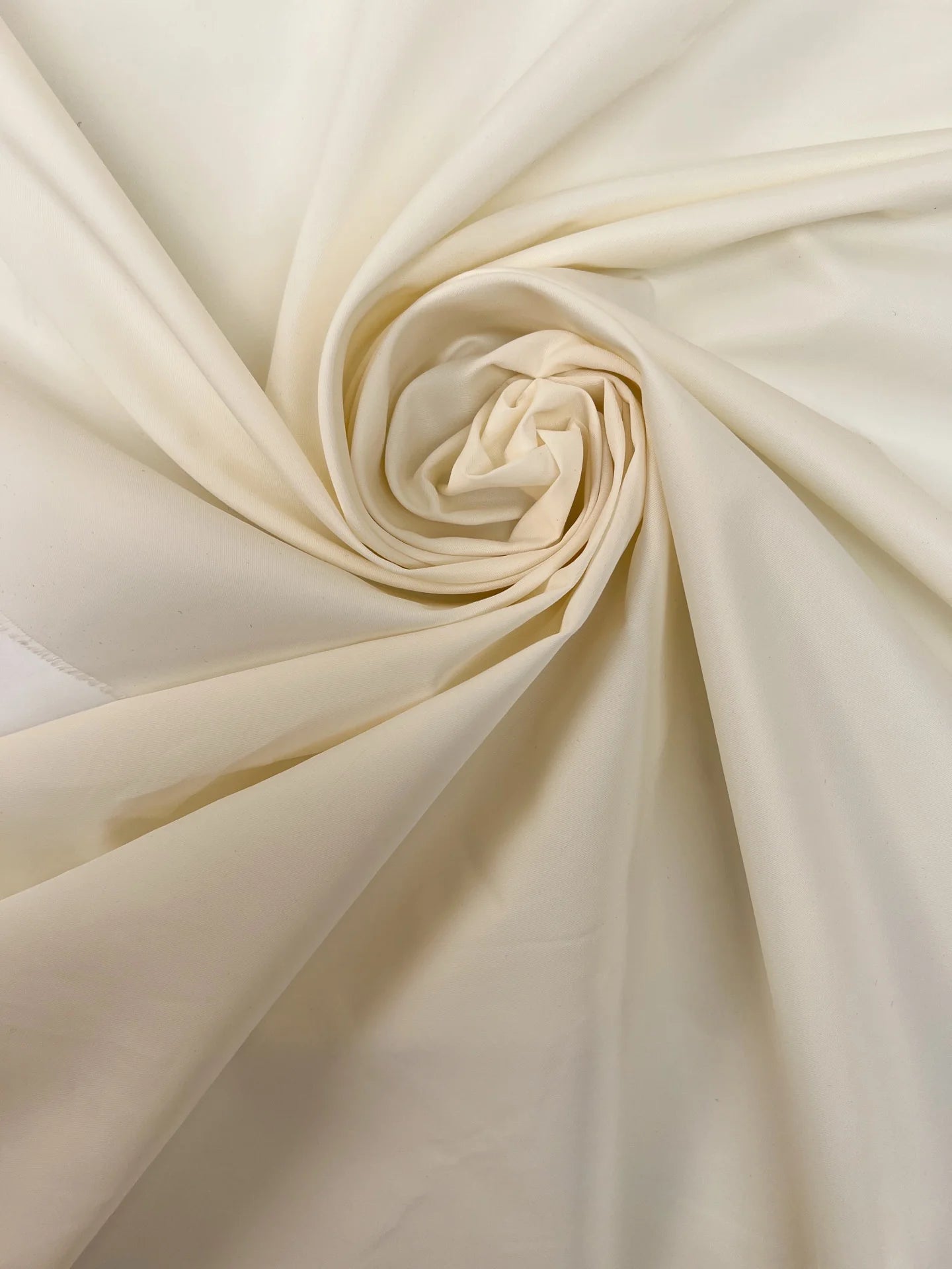 Attēls ar Itālijas viskozes un zīda tvila audums – balti krēmīgs tonis | 89% viskoze, 11% zīds | 115 g/m² | 158 cm – pieejams Šarlotes audumi