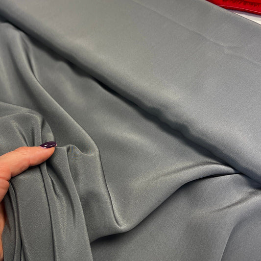 Attēls ar Itālijas Zīda šifons - pelēks 140 cm | 60 g/m² – pieejams Šarlotes audumi