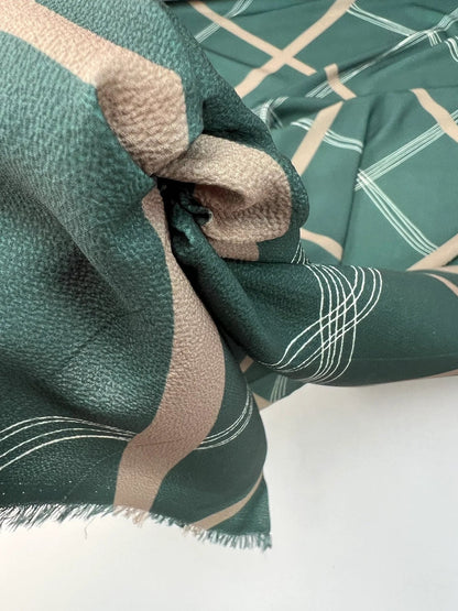 Tissu crêpe italien à motif géométrique | Polyester 94 % Élasthanne 6 % | 150 cm – disponible chez Šarlotes audumi