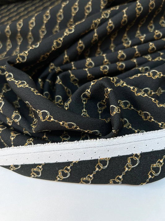 Attēls ar Itāļu krepa audums ar ķēdīšu rakstu | Poliesters 100% | 152 cm – pieejams Šarlotes audumi