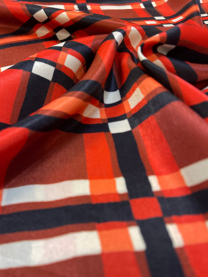 Tissu satiné italien à motif à carreaux | 140 cm | avec défaut – disponible chez Šarlotes audumi