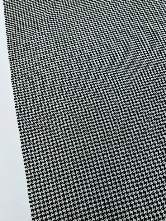 Bild von italienischem Woll-Tweed in Schwarzweiß – online bei Šarlotes audumi erhältlich