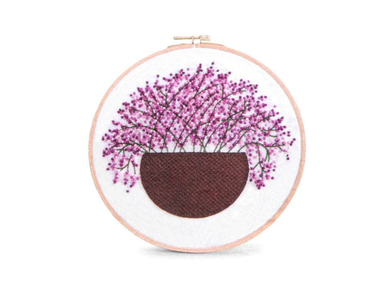 Attēls ar Izšūšanas dāvanu komplekts ar uzdrukātu motīvu – 15×20 cm - lillā – pieejams Šarlotes audumi