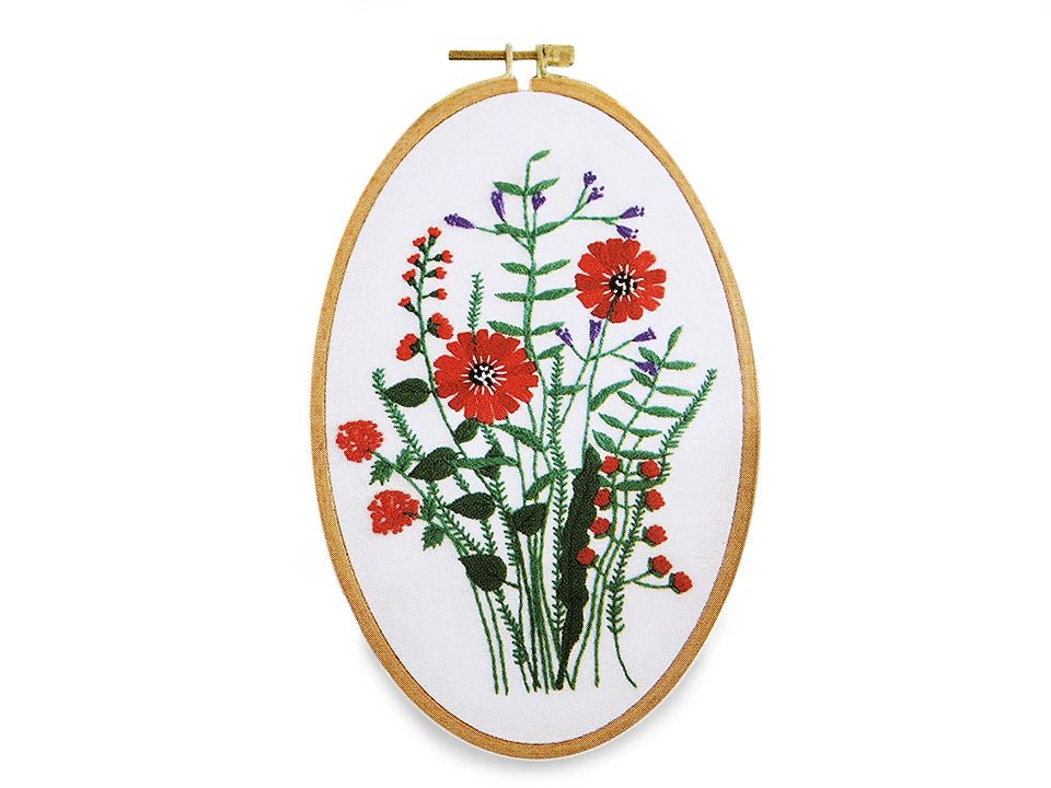 Image d’un kit de broderie avec imprimé – disponible chez Šarlotes audumi