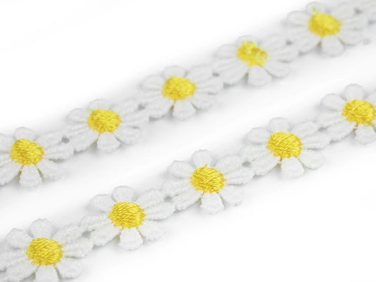 Attēls ar Izšūta dekoratīvā lente margrietiņas 15 mm – pieejams Šarlotes audumi