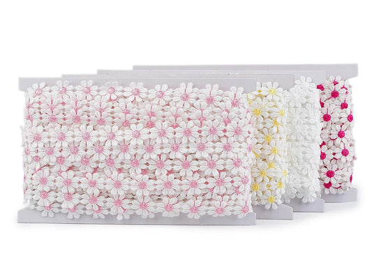 Bild eines bestickten Dekorationsbands mit Gänseblümchen, 15 mm – online erhältlich bei Šarlotes audumi