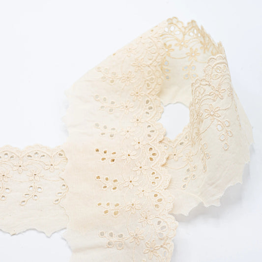 Attēls ar Izšūta kokvilnas mežģīne 8 cm - krēmkrāsas – pieejams Šarlotes audumi