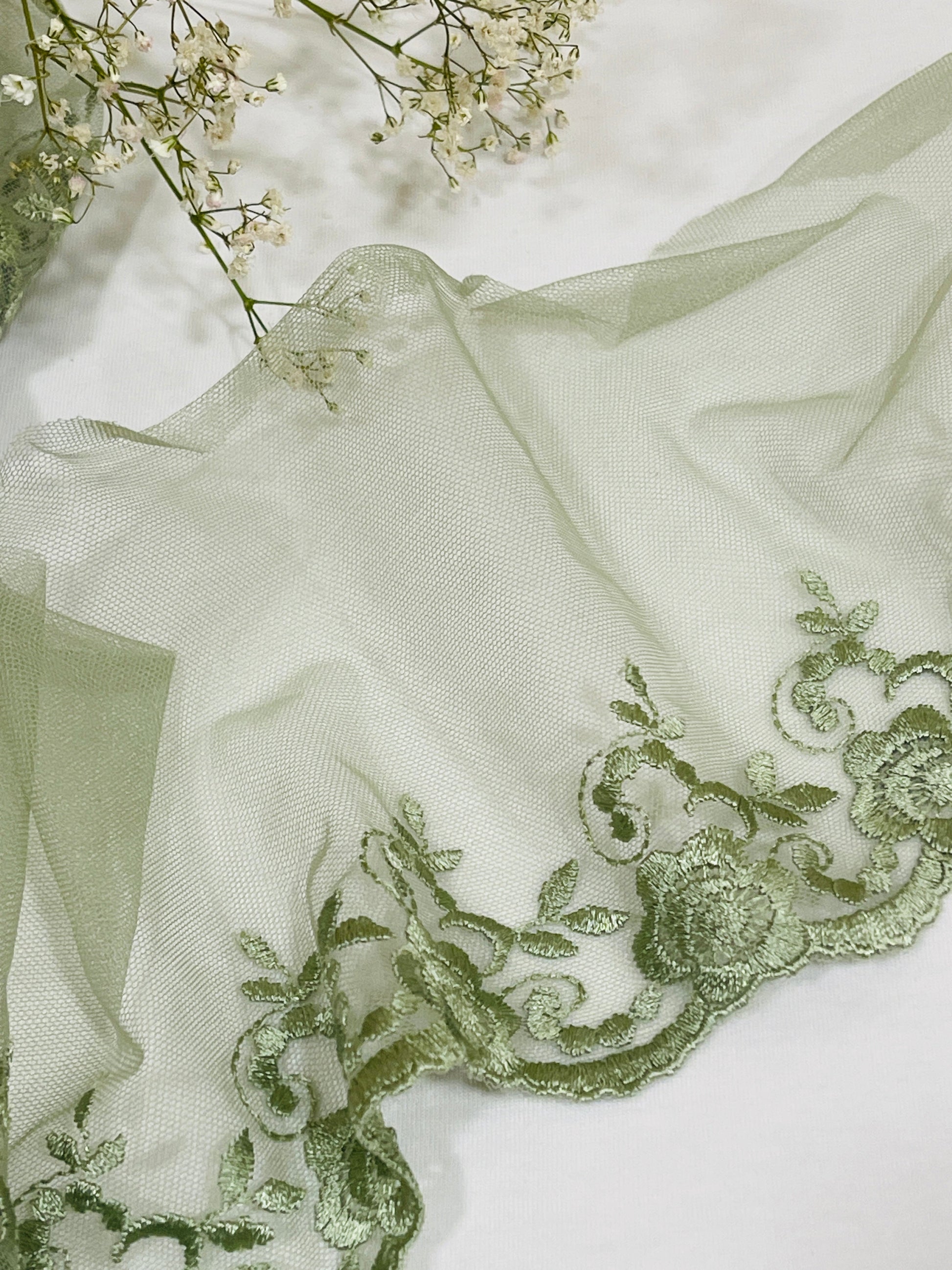 Image de dentelle brodée 13 cm - vert sauge – disponible chez Šarlotes audumi