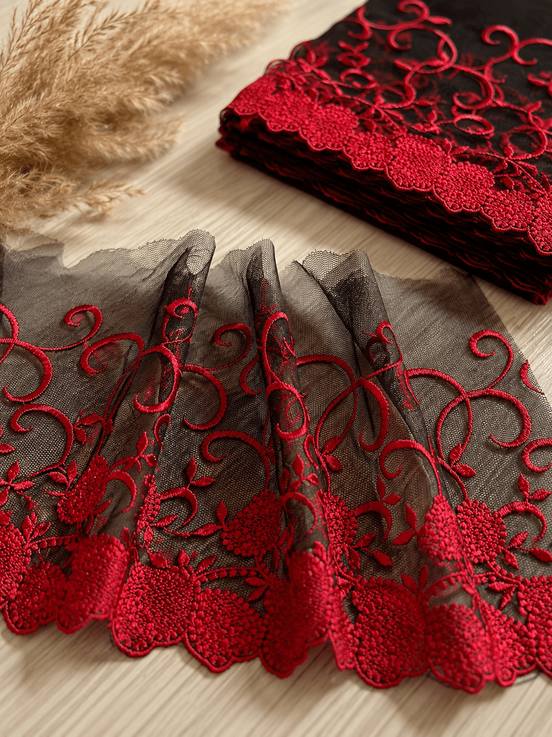 Image avec dentelle brodée 15 cm - noir avec accents rouges – disponible chez Šarlotes audumi