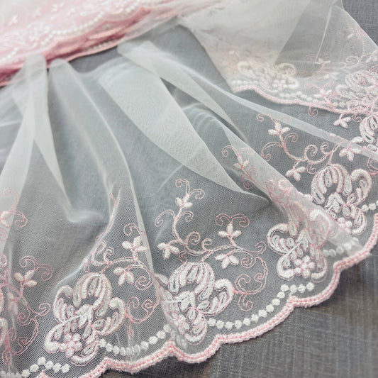 Image de dentelle brodée 20 cm - broderie rose – disponible chez Šarlotes audumi