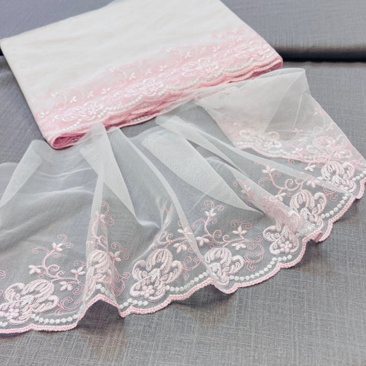 Image de dentelle brodée 20 cm, avec broderie ton rose – disponible chez Šarlotes audumi