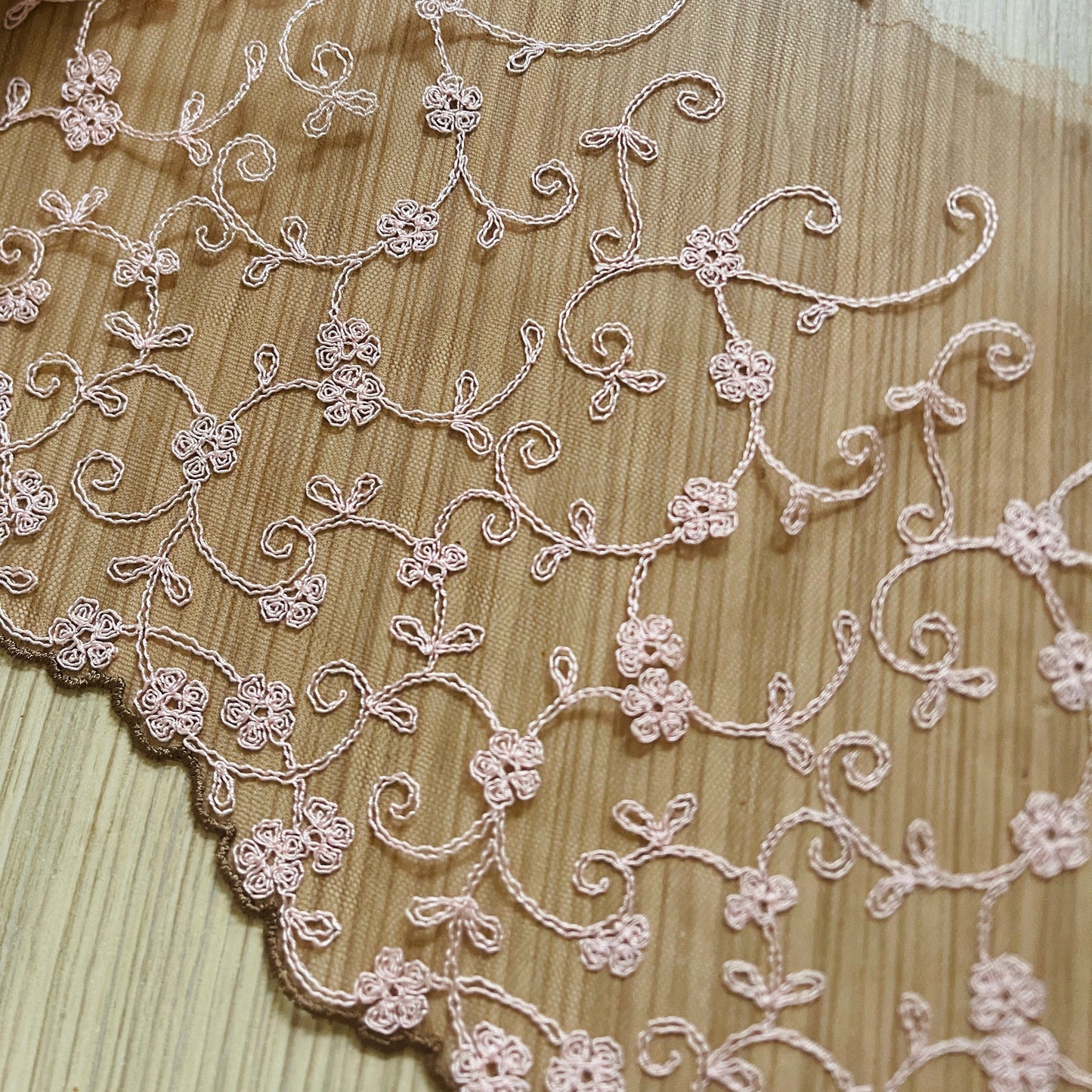 Image avec dentelle brodée 20 cm - marron avec broderie rose – disponible chez Šarlotes audumi