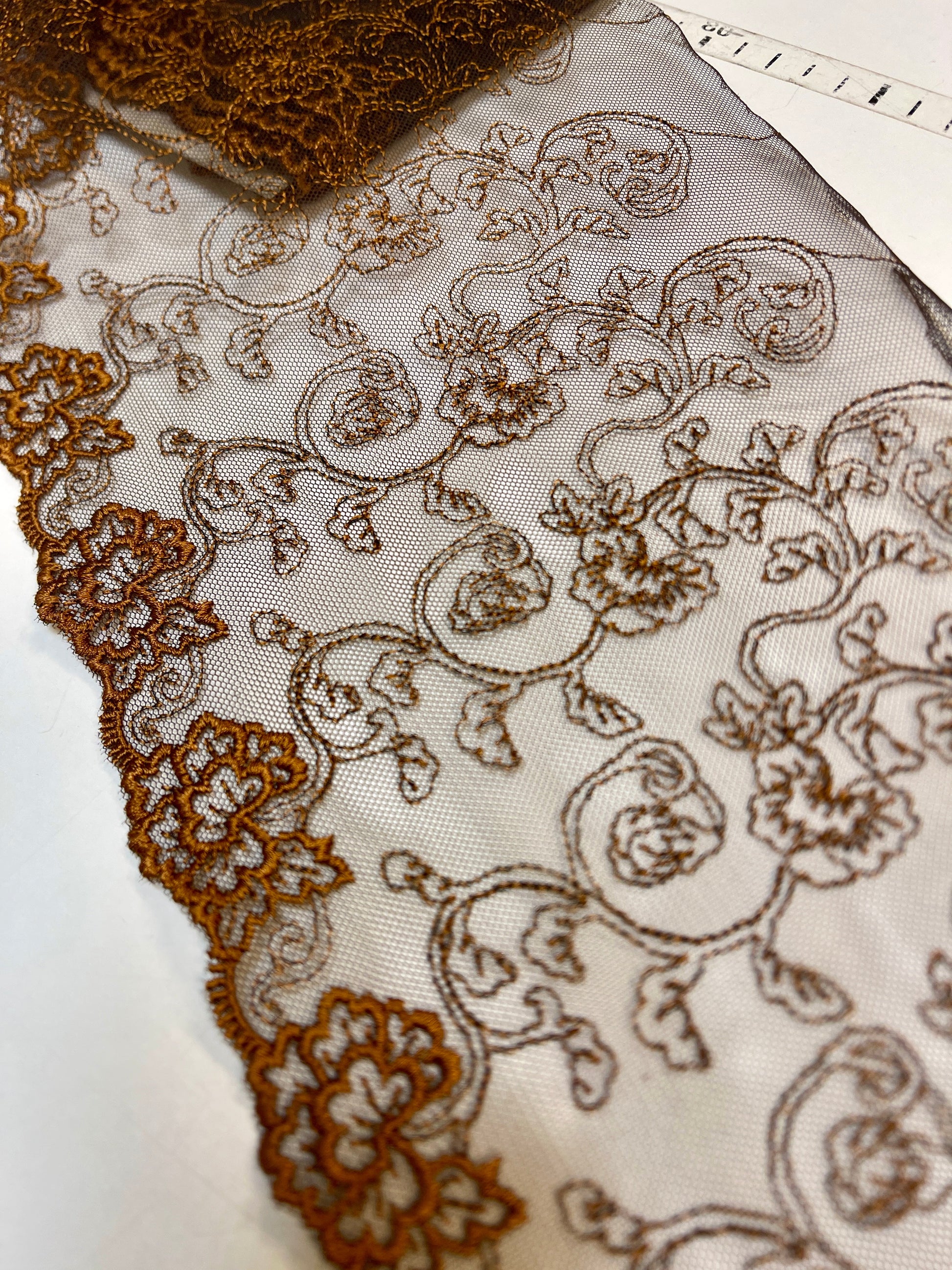 Image de dentelle brodée 20 cm - noire avec broderie ton cognac – disponible chez Šarlotes audumi