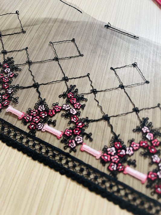 Dentelle brodée 20 cm - noire et rose – disponible chez Šarlotes audumi