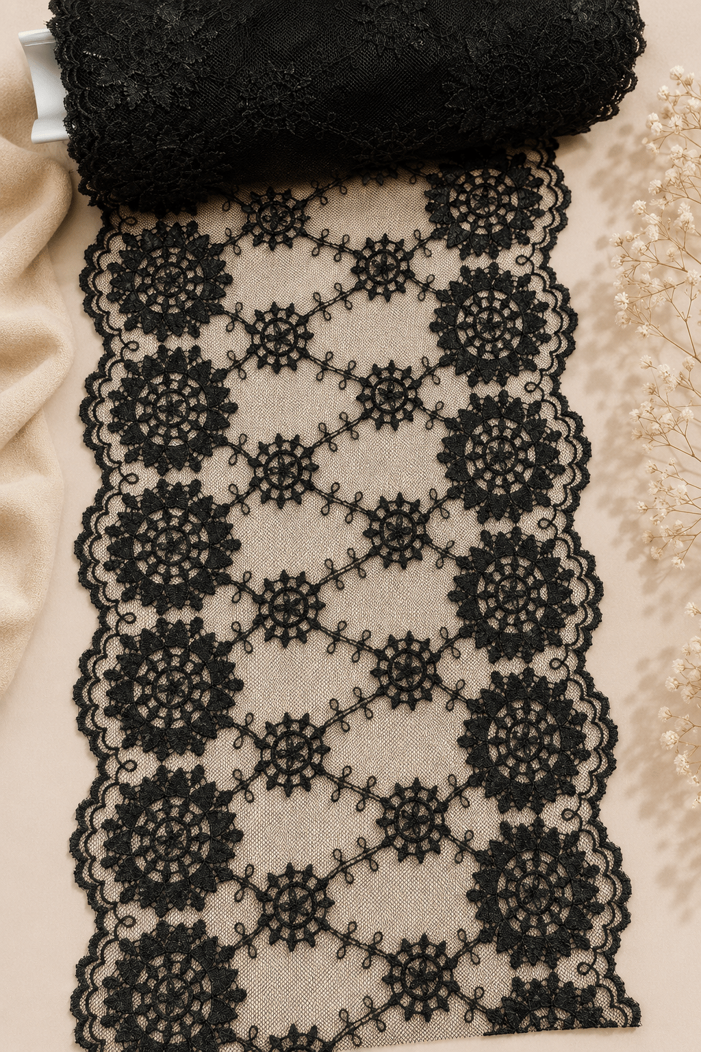 Image de dentelle brodée 20 cm, noir charbon – disponible en ligne chez Tissus Charlotte
