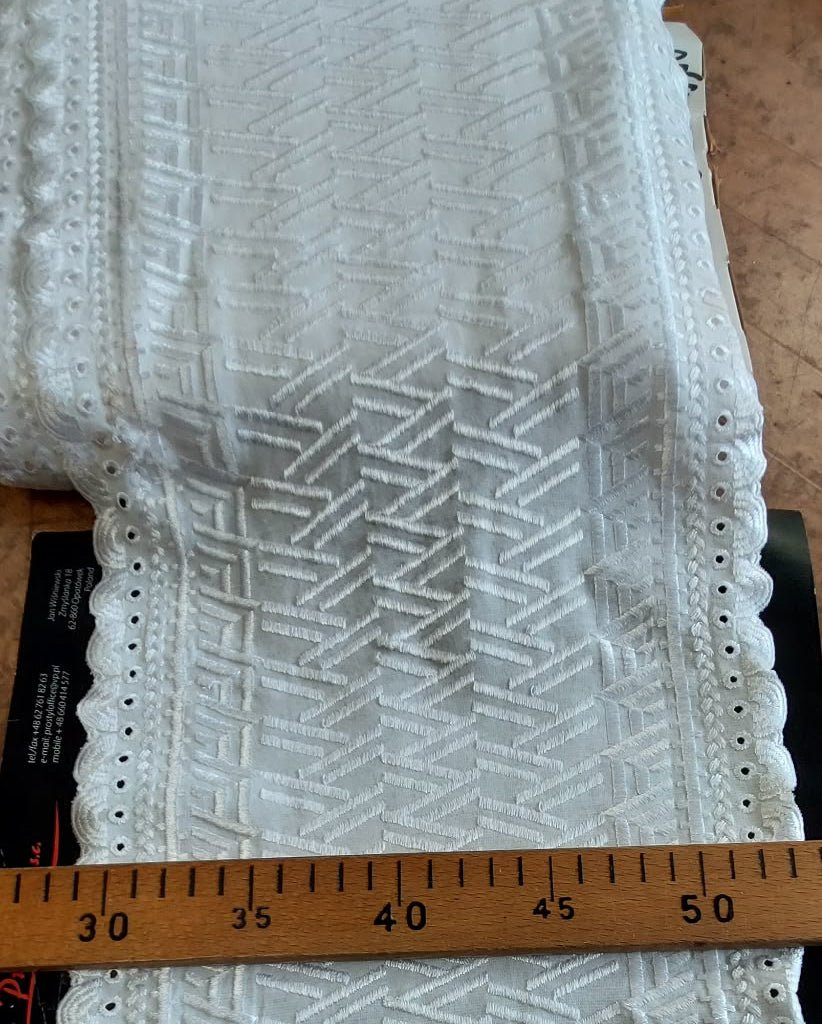 Bild von bestickter Spitze, 22 cm, cremeweiß – online bei Šarlotes audumi erhältlich