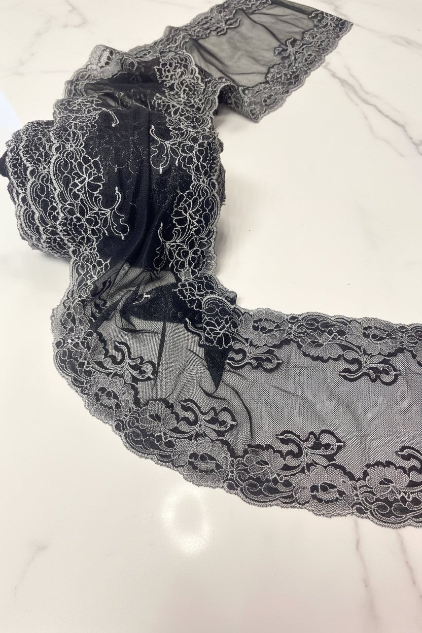 alt
Image de dentelle brodée sur tulle 20 cm-noire avec blanc – disponible en ligne chez Tissus Charlotte