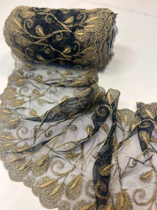 Bild mit auf Tüll gestickter Spitze, 19 cm, schwarz mit goldenen Akzenten – online erhältlich bei Šarlotes audumi