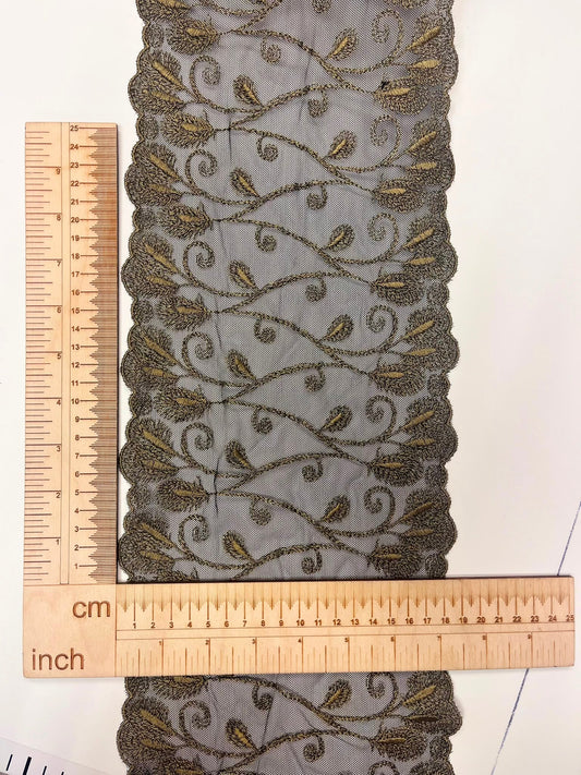 Bild mit bestickter Spitze auf Tüll, 19 cm – schwarz mit goldenen Akzenten – online erhältlich bei Šarlotes audumi