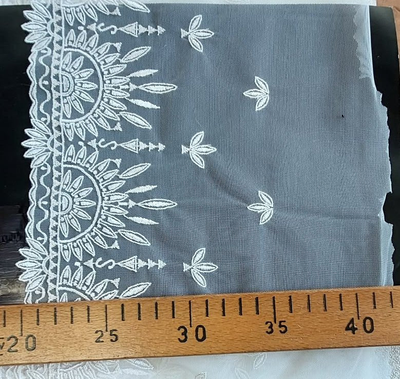 Bild von bestickter Spitze auf Tüll, 20 cm, porzellanweiß – online erhältlich bei Šarlotes audumi