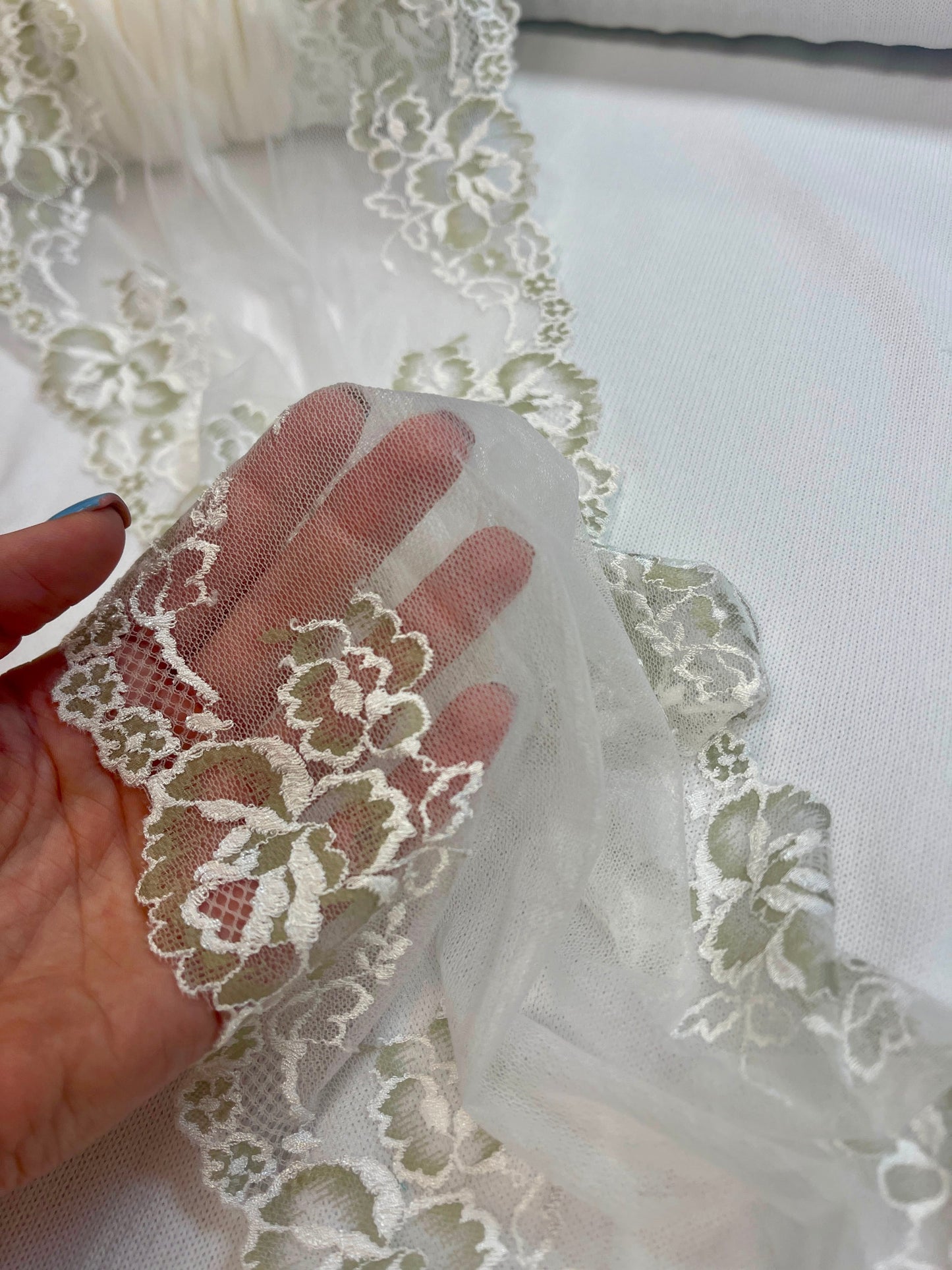Image de dentelle brodée sur tulle 25 cm-blanche – disponible en ligne chez Šarlotes audumi