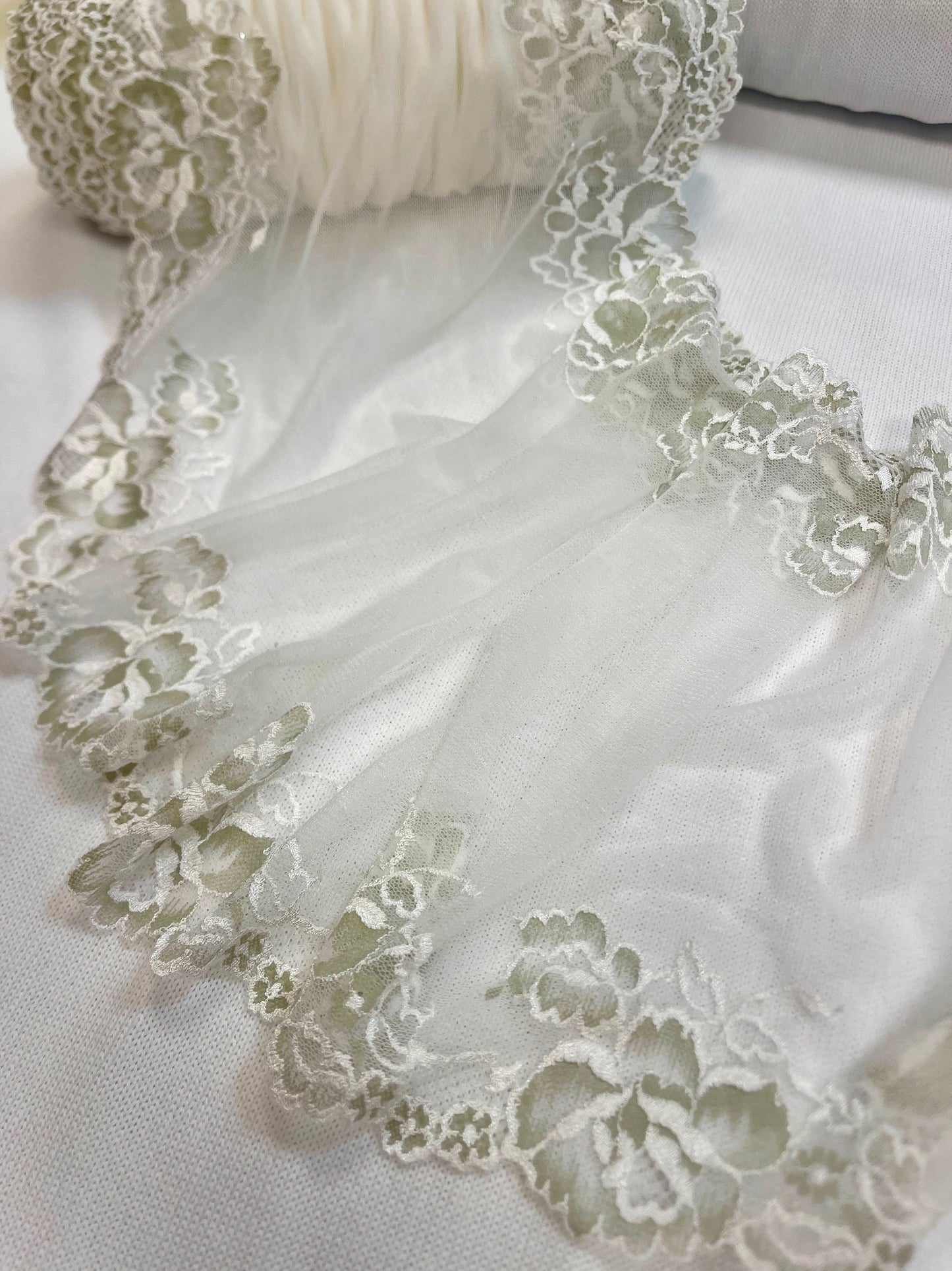 Image avec dentelle brodée sur tulle 25 cm-blanc – disponible en ligne chez Tissus Charlotte