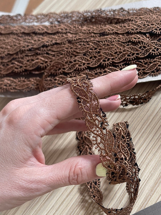 Image d’un ruban en dentelle brodée de 1,5 cm, marron avec accents noirs – disponible chez Tissus de Charlotte